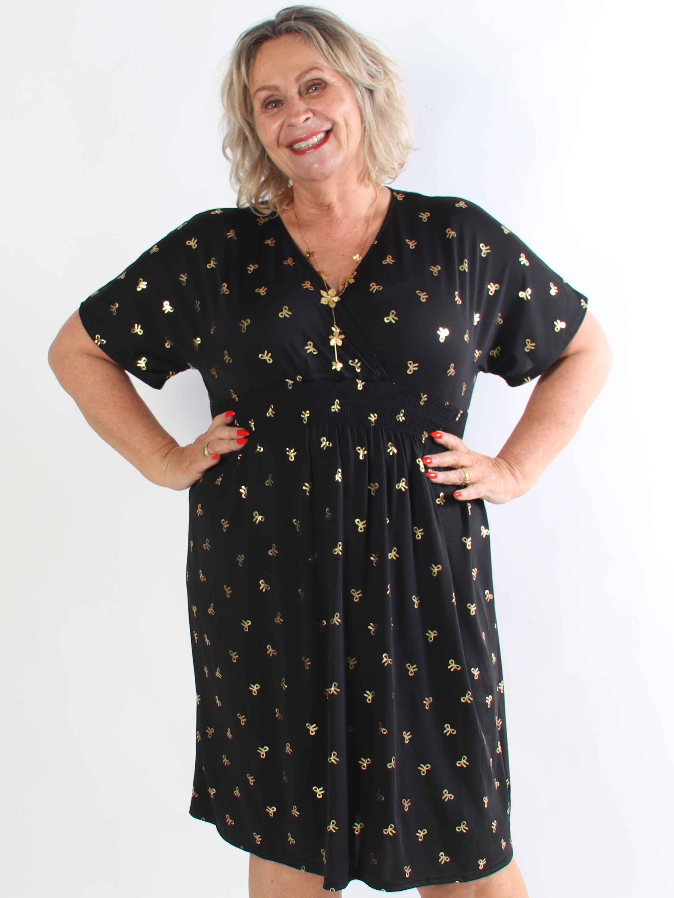 Pams Gold Bow Short - Plus size klänning med smockad midja och fina guldfärgade rosetter